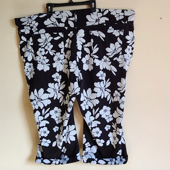 Terra and Sky Plus Size Soft Black Floral Capris Leggings Size 3X (24W-26W) - Picture 5 of 7